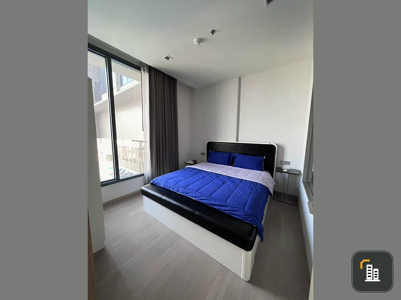 Condo for sale, The Esse Asoke, with a balcony, fully furnished, beautiful room, near the BTS, can't miss it.