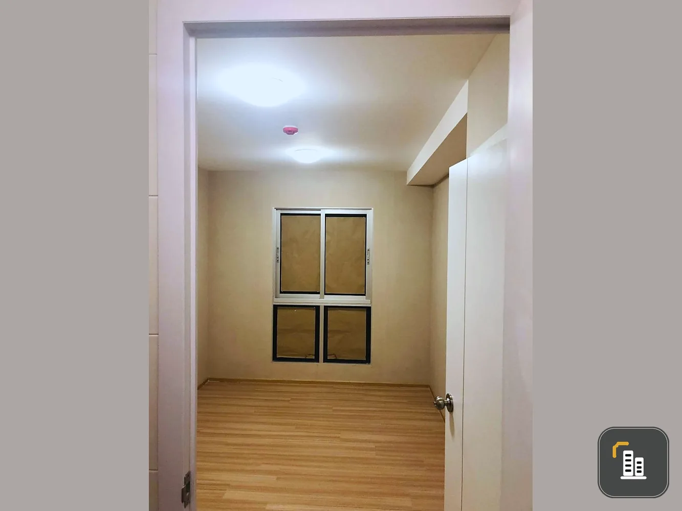 Plum Condo Chaengwattana Station for rent, empty room, quiet, private Pool view balcony. Hurry up.