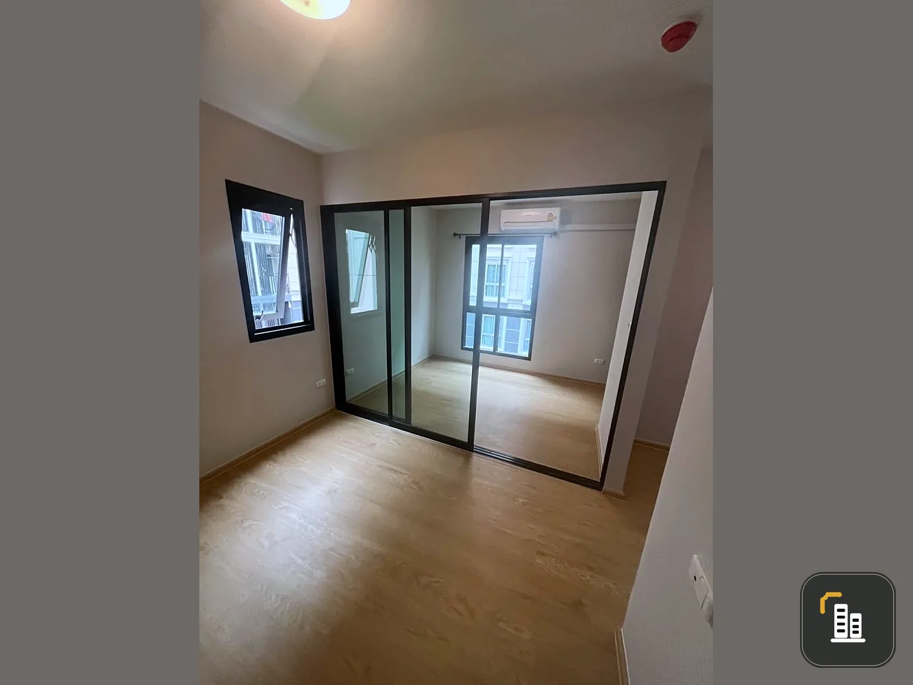 For sale: Plum Condo Chaengwattana Station, empty room, reasonable price. Room decorating enthusiasts should definitely not miss this.