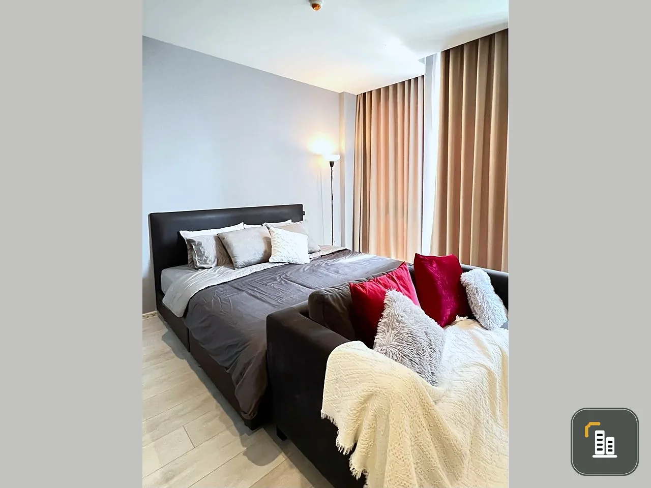 For rent!! Noble Ploenchit Condo in the heart of Ploenchit City, good location, convenient transportation, hurry to book now!!