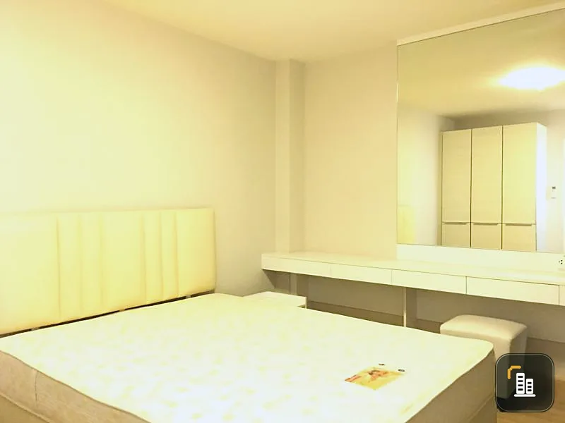 For rent m society condominium, 30th floor, corner room, lake view and city view. Built-in furniture. Book now.