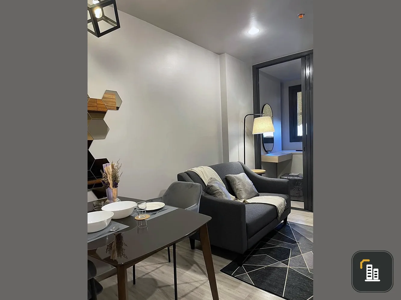 For sale,rent XT Huai Khwang, the room looks very good, the tone is very modern. Electrical appliances are ready to be reserved.