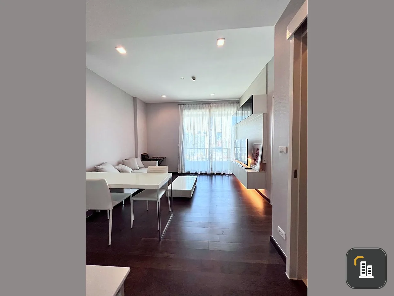 FOR SALE Q ASOKE CONDO Nice room, 24th floor, beautiful view, complete in one place. You can drag your luggage in.