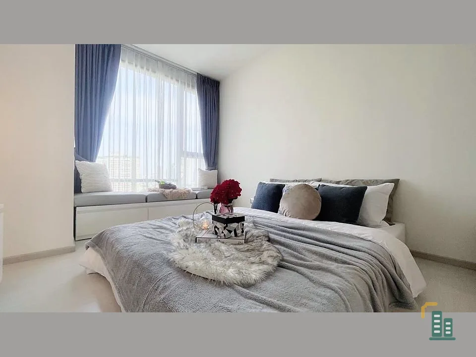 Condo for sale, Rhythm Sukhumvit 42, complete with furniture and electrical appliances. You can carry your bag.