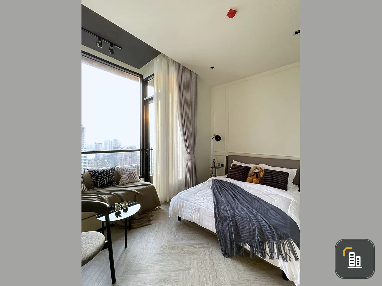 For rent or sale, Chapter Charoennakorn-Riverside, high floor, great river view, very beautiful decoration, good like this, book now.