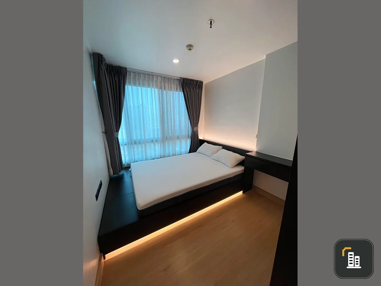 For rent, The Base Sukhumvit 77, fully furnished room. Built-in furniture, 14th floor, pool view, good price, hurry to book
