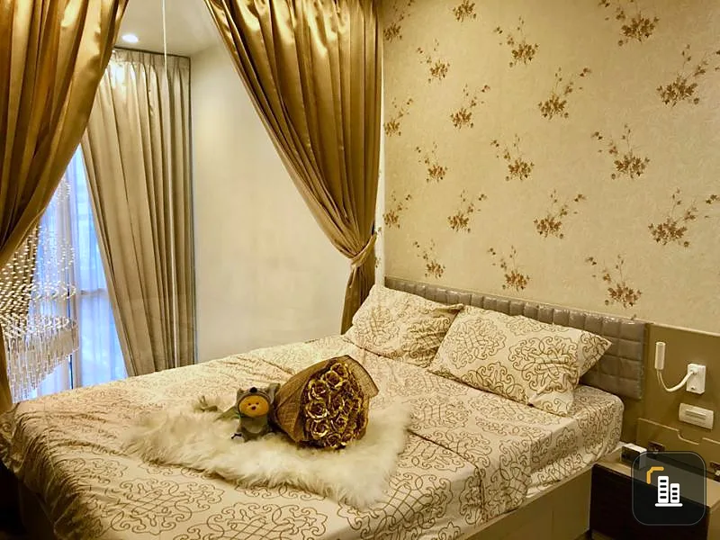 For rent Onyx Phaholyothin, Duplex room, 2 floors, Modern style, with luxurious Chandelier, for only ten thousand.