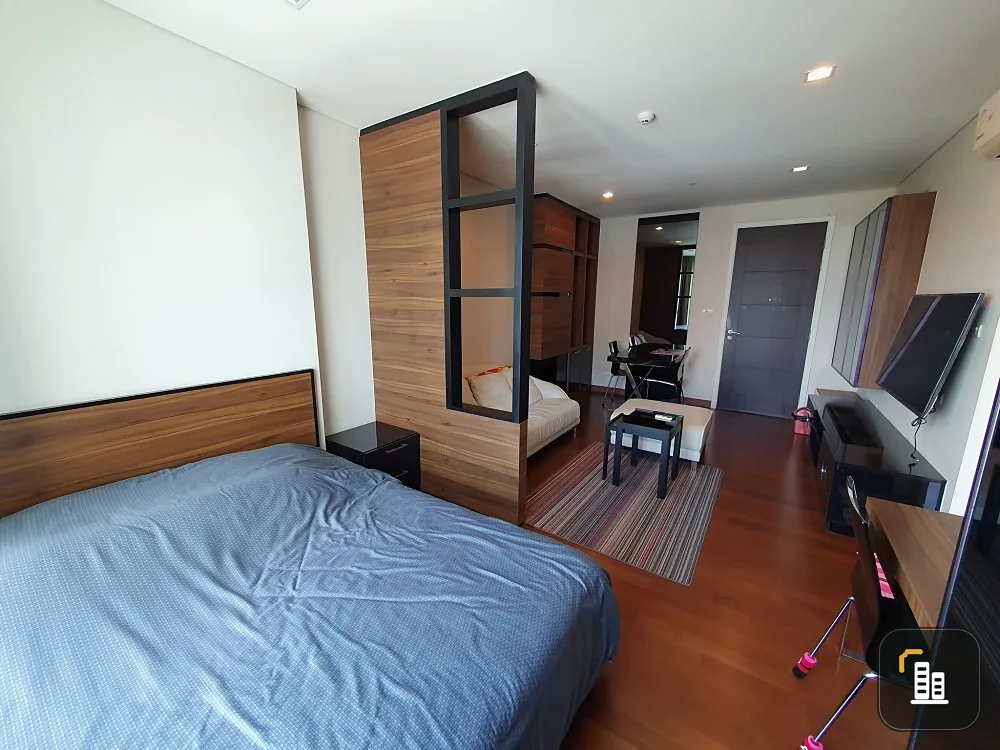 IVY Thonglor for sale, studio room, separate kitchen Good wooden floor with built-in furniture. Buy now.