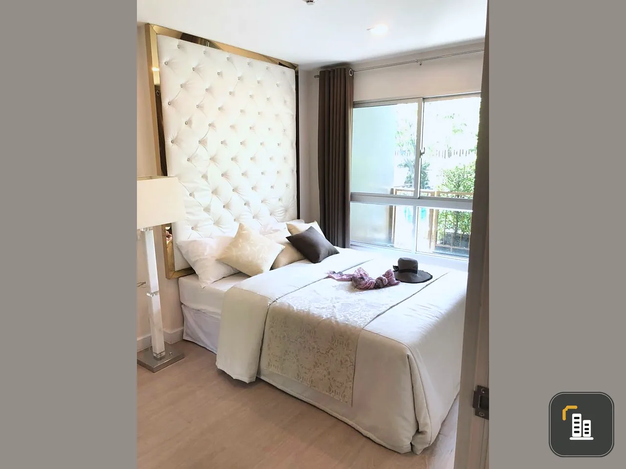Condo for sale, rent, Metro Luxe Phahon Yothin-Suthisan. Nicely decorated room, complete with built-ins.