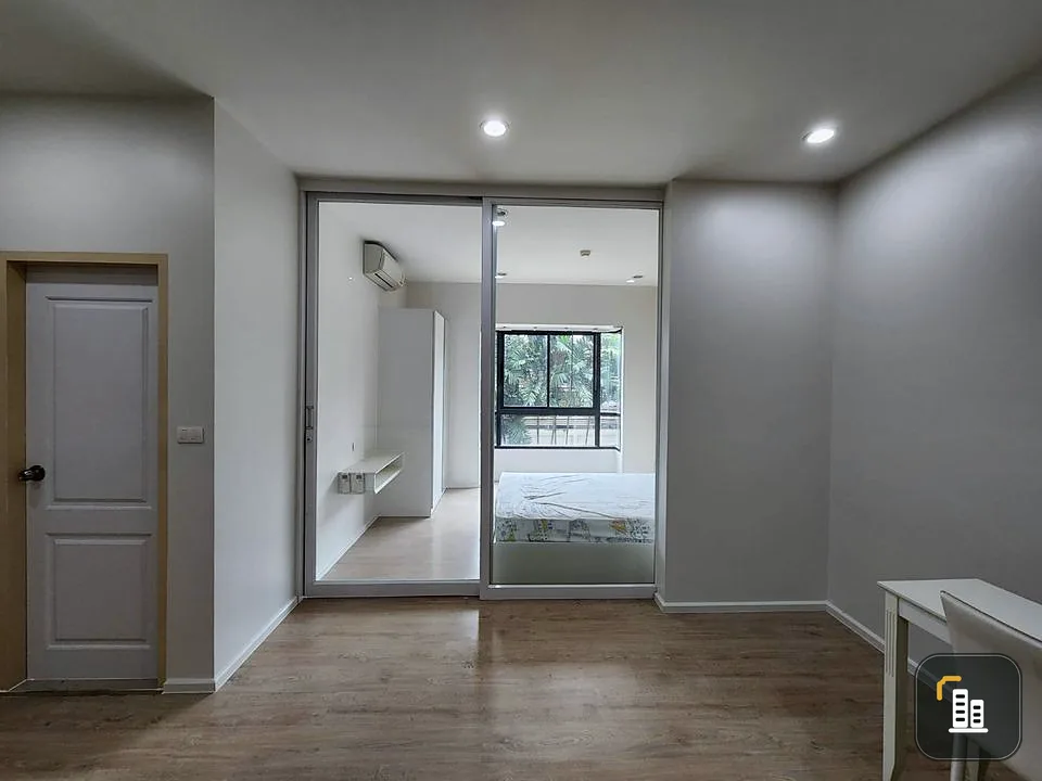 Selling S-One Rama 9, separating the rooms high ceiling The room position is very good. Hurry up to reserve before you miss it.