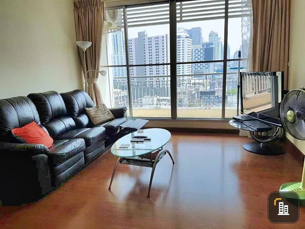 Condo for rent in Siam-Ratchathewi, the most wide room The big leather sofa is very comfortable. Book now.