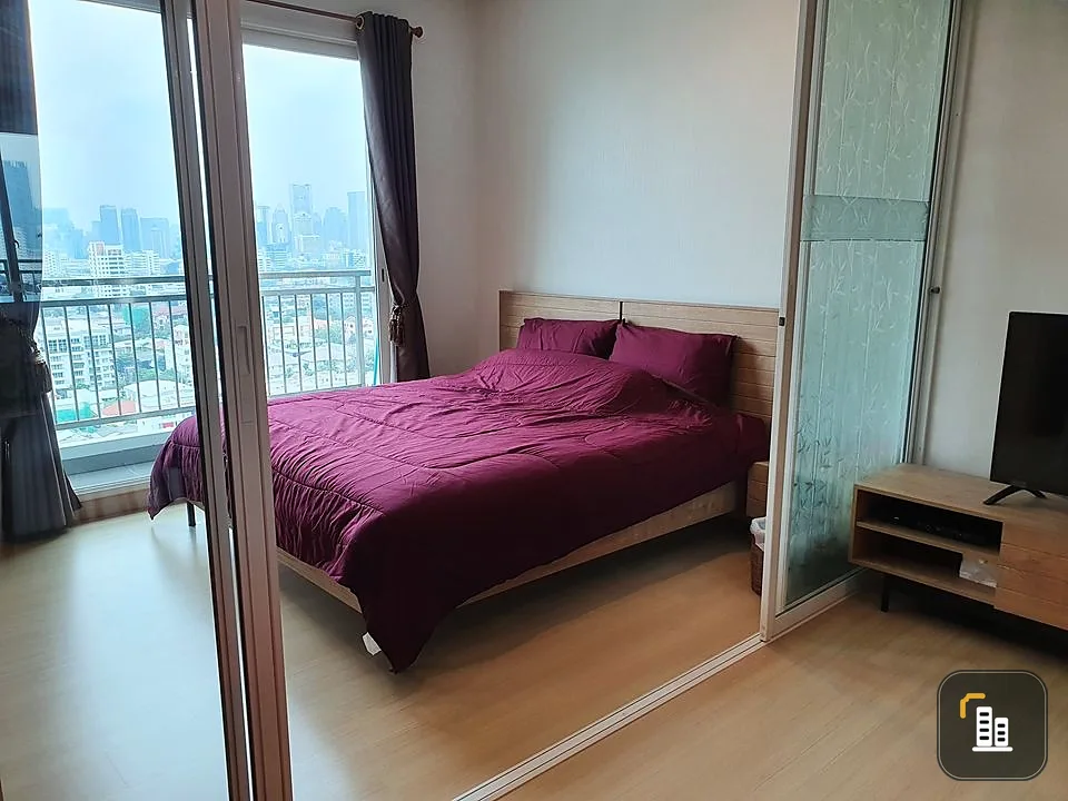 Selling Supalai Light Ratchada-Narathiwat-Sathorn, city view, red sofa, very nice to sit Hurry up to reserve before it's gone.