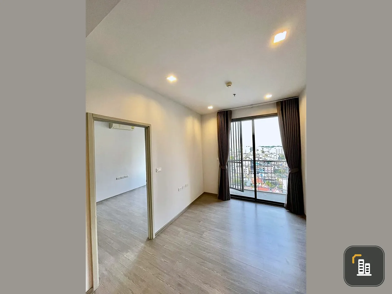 Selling NYE by Sansiri, empty room, north side, 15th floor, clear view, super beautiful, plus a great built-in kitchen. Book now.