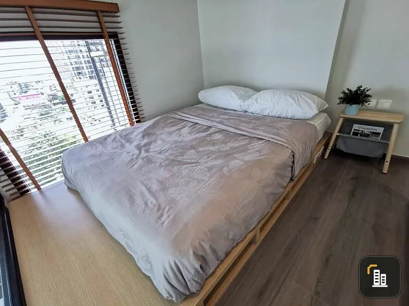 For sale / rent The Reserve Phahon-Pradipat. Beautifully decorated with built-in, corner room, 2 sides view, high mirror makes the room wide.