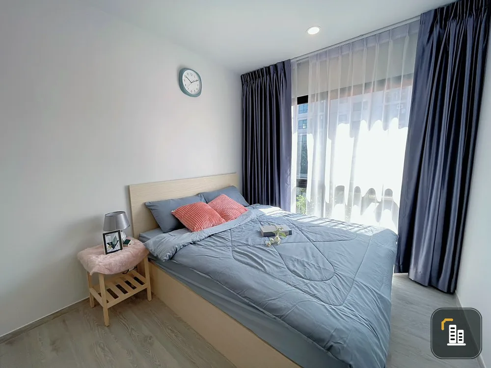 For rent, Douche Lasalle, the room is decorated in a very minimal style. Plus all amenities. Book now.
