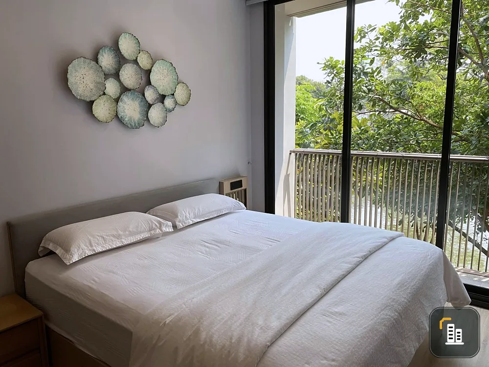 For rent, Kawa Haus On Nut 77, nice decorated room. 2nd floor, canal view + large garden Gives a sense of privacy. Don't miss it.
