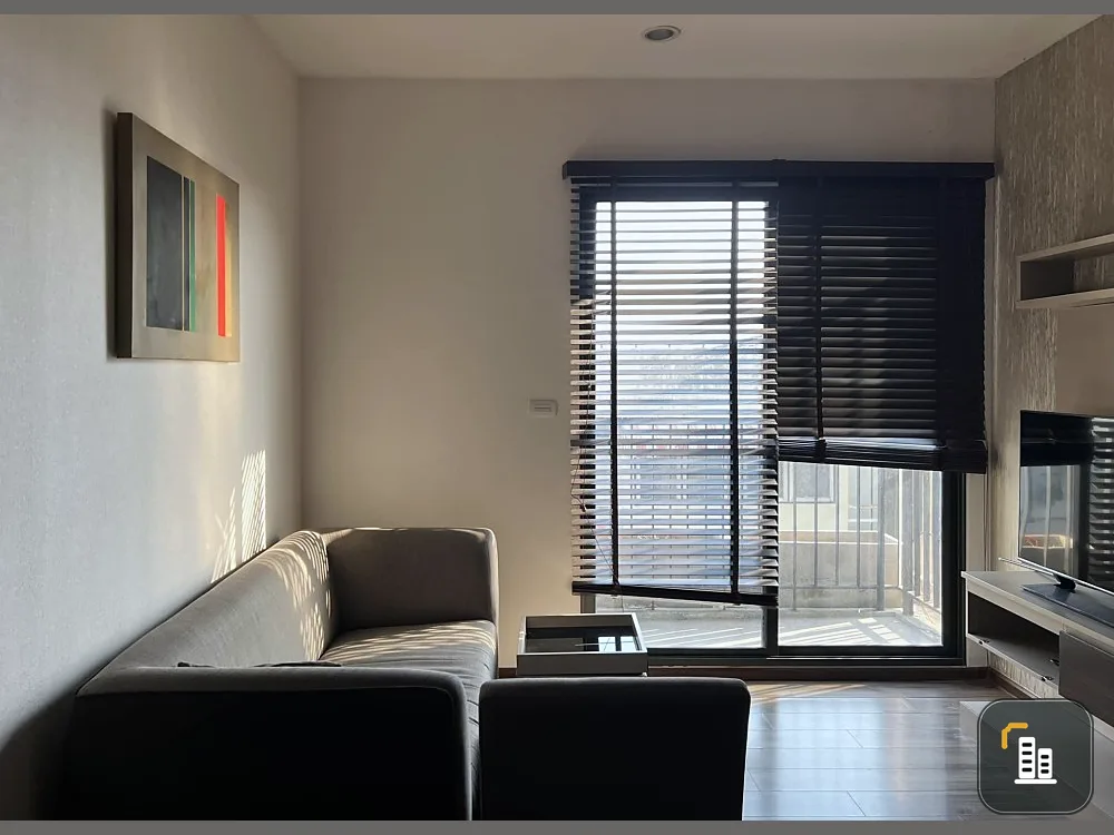 Teal Sathron-Taksin condo for rent, nice room, decorated in modern style Warm colors, good price, hurry up to reserve.