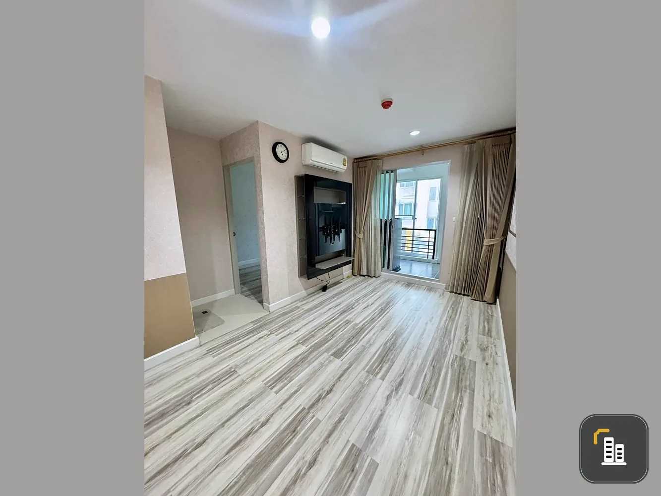 Selling Sammakorn S9 condominium, nice decorated room Stick wallpaper well. Price is not strong. Buy now.