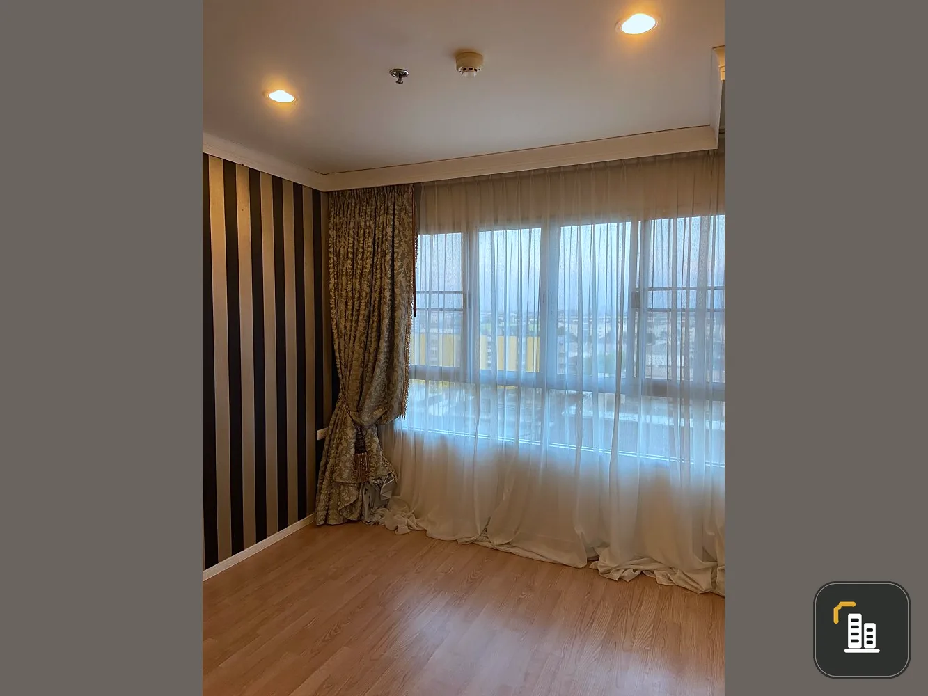 Selling Lumpini Ville Ramkhamhaeng 60/2, corner room, separating the room Install nice wallpaper. Book now. Don't miss it.
