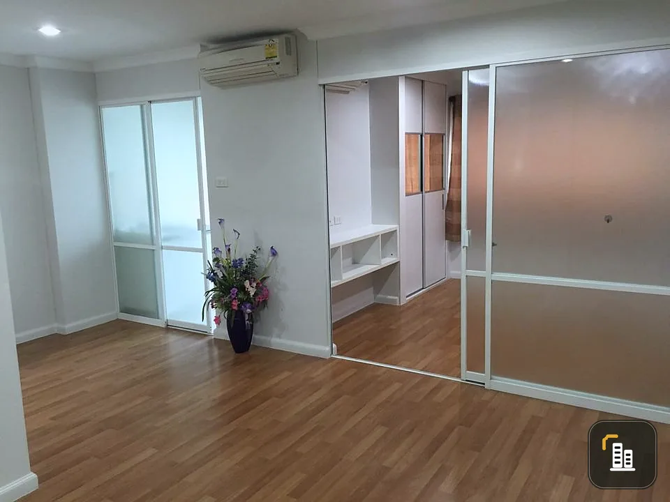 For sale, Lumpini Suite Rama 8, 9th floor, river view, spacious room, comfortable, own it today, book now, hurry up.