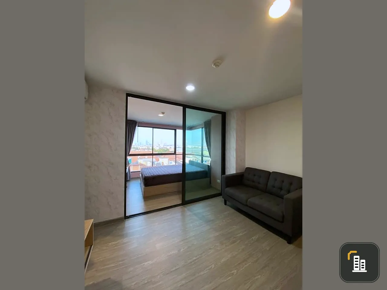Selling Polis Suksawat 64, 8th floor, 180-degree view of Bhumibol Bridge, say that it is very beautiful, very nice, book now, urgently.