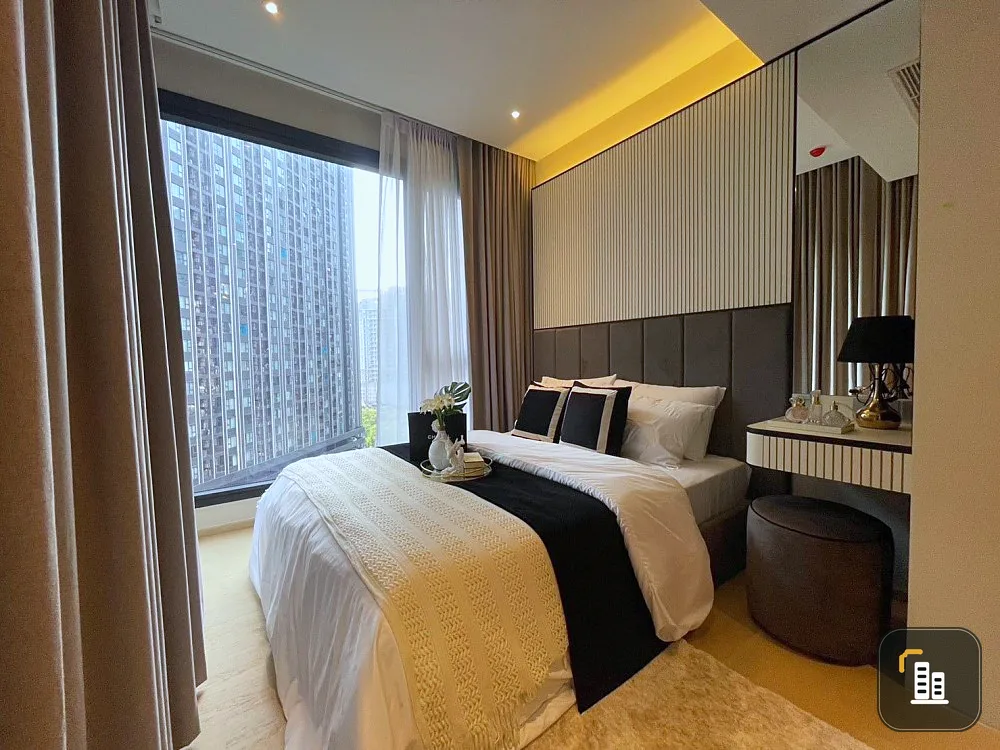 For rent condo Ashton Asoke, beautifully decorated room, built-in, heavy set up, plus the best price. If interested, you need to hurry up and reserve