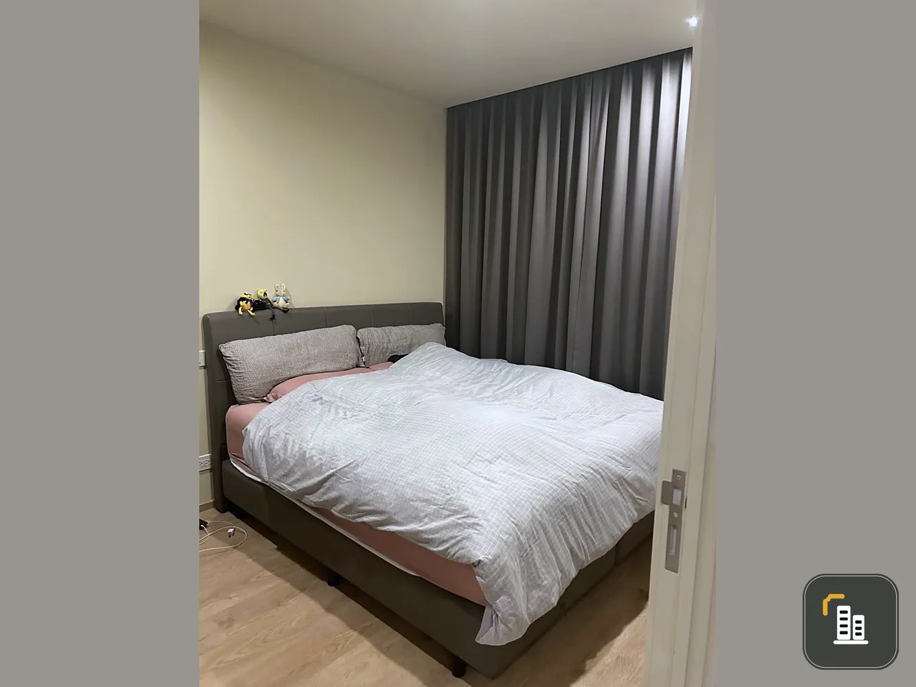 For rent, Noble Recole, Sukhumvit 19, 6th floor, terminal view, good electrical appliances. You won't be disappointed for sure.