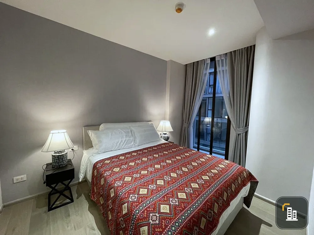 Fynn Asoke for rent, spacious room There is a living space, comes with furniture, good electrical appliances. Don't miss it.