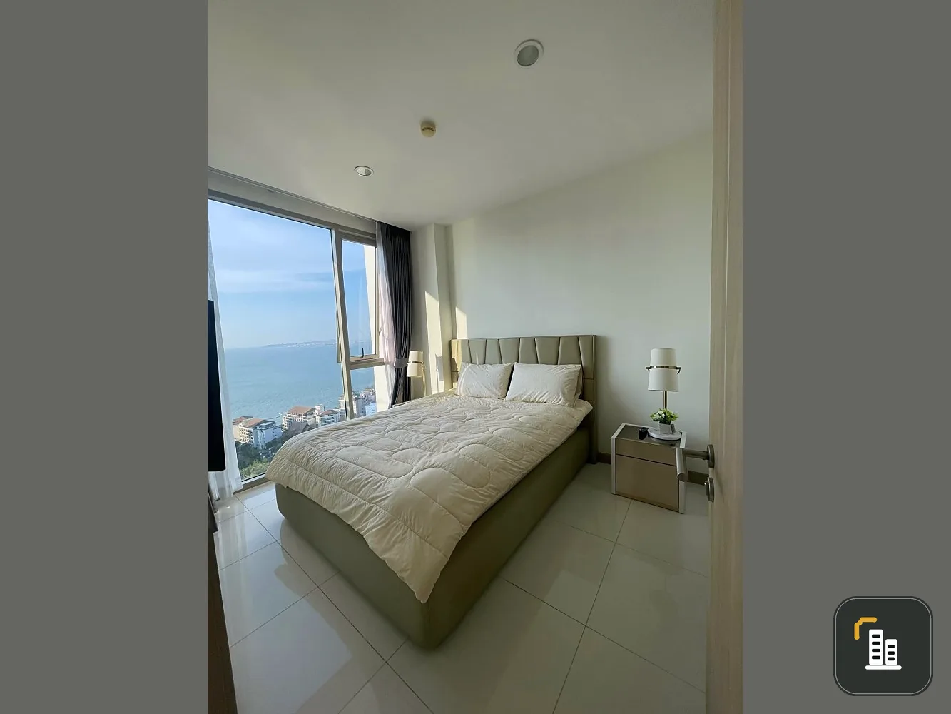 For rent, The Riviera Wongamat Beach (North Pattaya), very beautiful sea view. You can lie down and enjoy the view. Book now.
