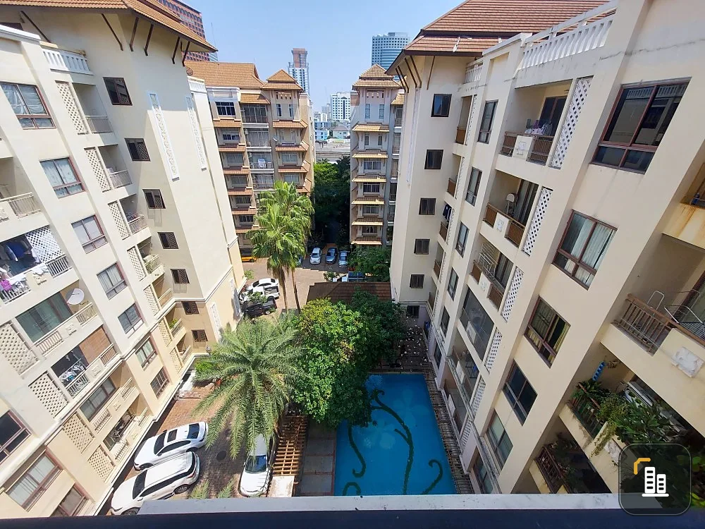 Condo for sale, Klang Krung Resort, Ratchada 7, 8th floor, corner room, very private. With furniture. If interested, reserve now.