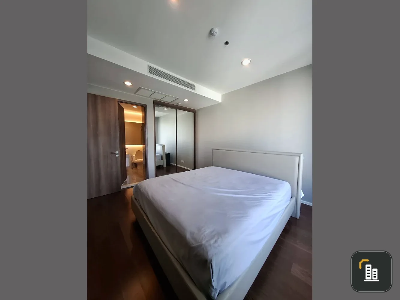 Condo for rent, Menam Residence, furniture and complete electrical appliances. You can carry your bag and move in.