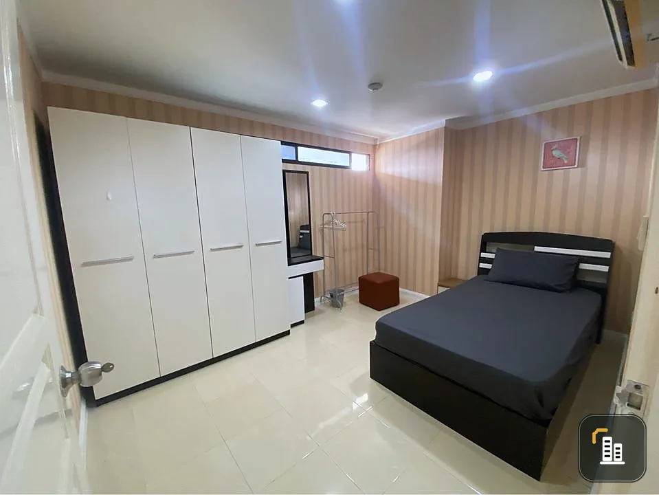 For rent, Supalai Place Sukhumvit 39, large room, nice, fully furnished, with wallpaper in the whole room. Reserve first, stay first.
