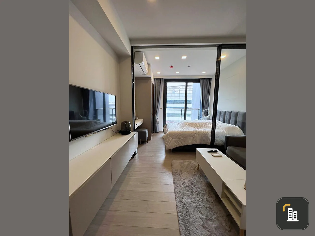 For rent, One 9 Five Asoke - Rama 9, 11th floor, fully furnished room. With good furniture, book now.