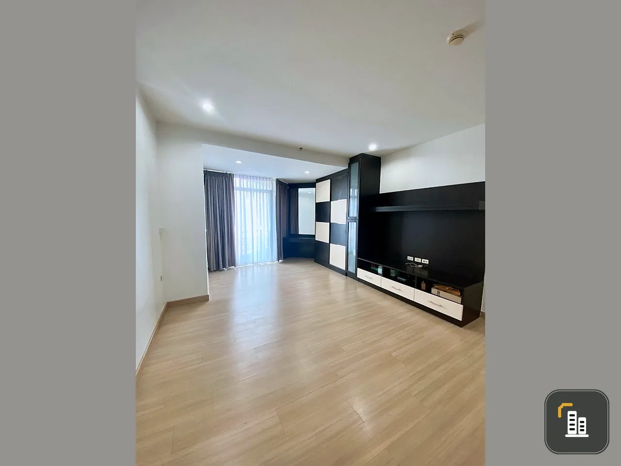 Condo for sale, Baan Sathorn Chaopraya, room ready to move in Complete facilities. Hurry up to reserve. You can't miss it.