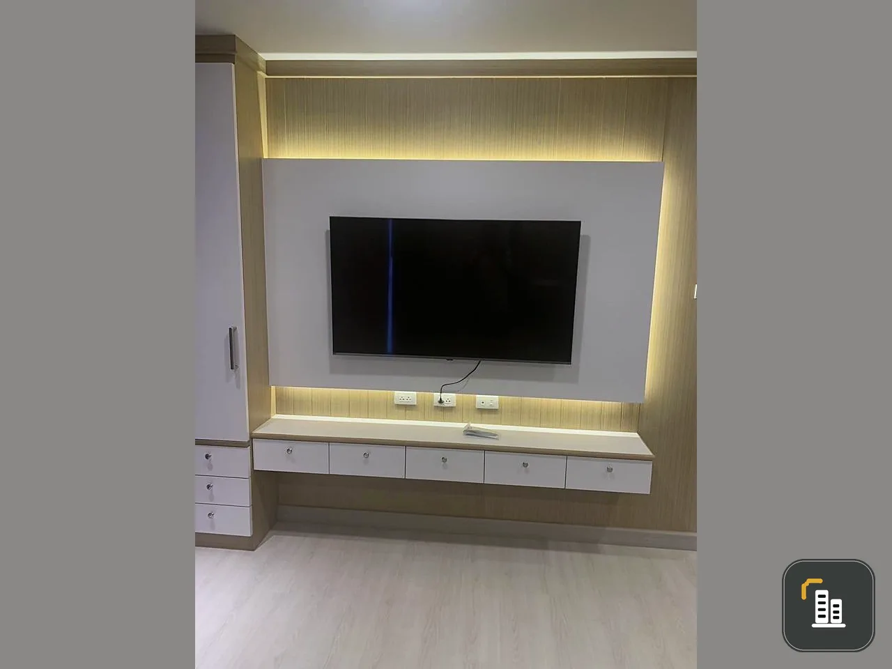 Selling Life @ Phahol 18, 4th floor, very spacious room, very well proportioned Great built-in. If interested, hurry up to reserve.
