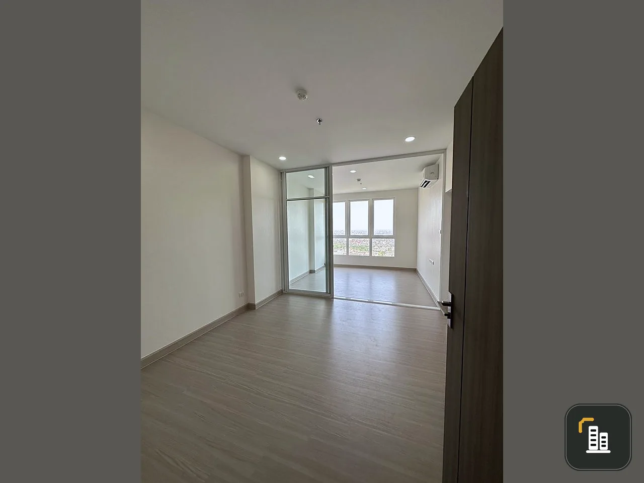 Sale down payment, Supalai Loft, Sathorn-Ratchaphruek, high floor, unblocked view, closed kitchen, high ceiling, high room, don't be slow, book now.