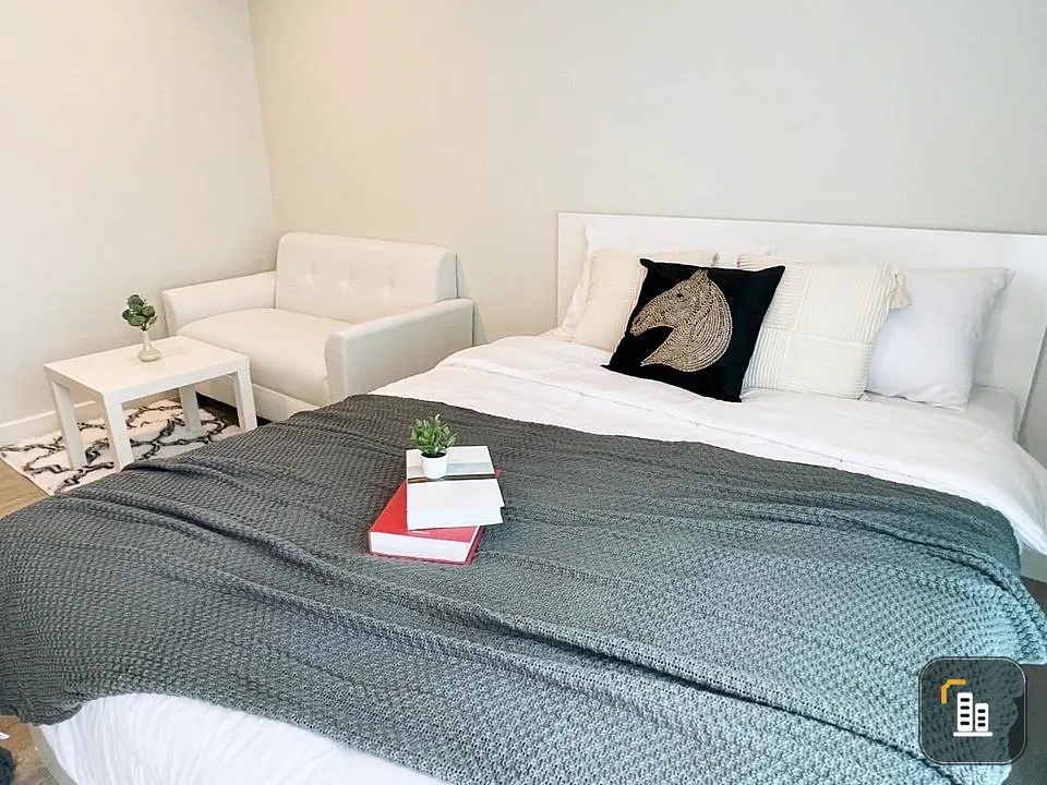 For rent, Metro Sky Wutthakat, white tone room, clean, comfortable price complete in one place Hurry up to reserve it today.