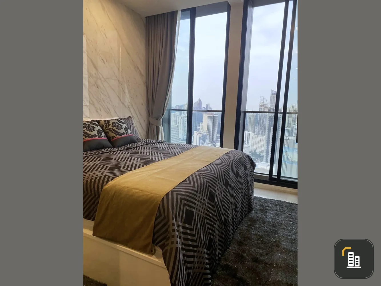 For sale, Noble Ploenchit condo, spacious room, 33rd floor, good view, complete with built-in If interested, hurry up to own it.