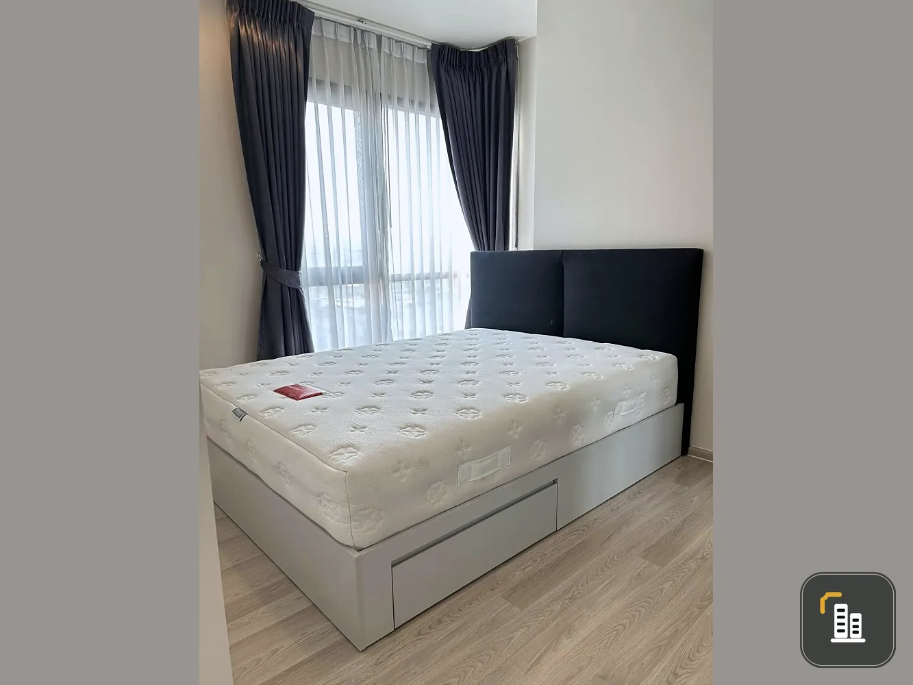 Condo for rent, Centric Ratchada-Huay Kwang, nice room, soft white tone, fully furnished, hurry to book now.