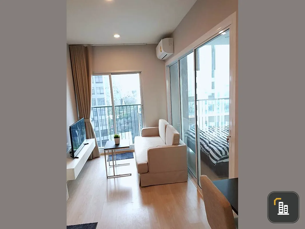 Bedroom with glass partitions Make you feel wide, open, airy, arranged and cute. Cute white that Life Ladprao comes to rent.