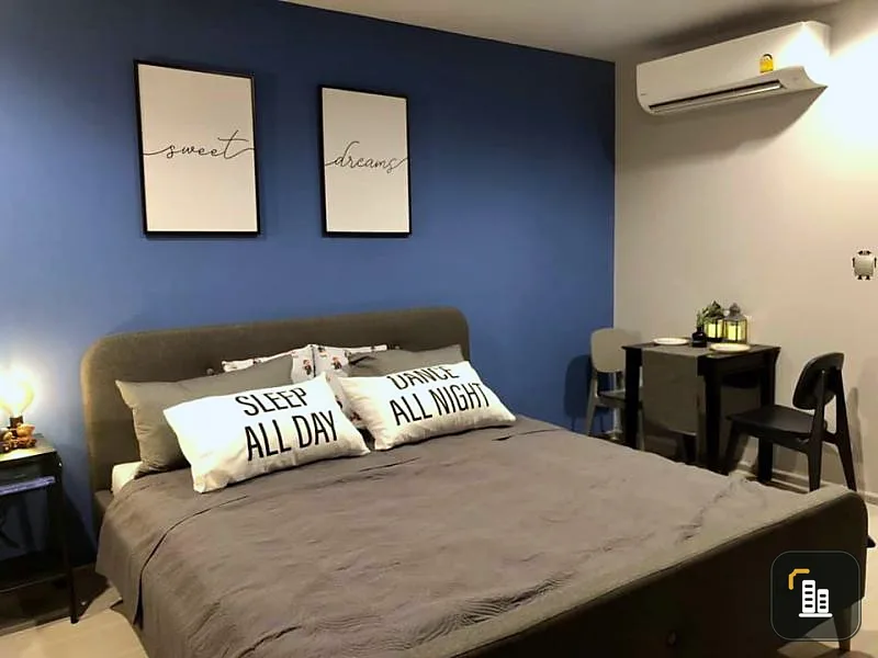 Decorated in a manly style, blue, black, gray, a little modern, a little vintage in the room, we have everything at Life Ladprao for rent.
