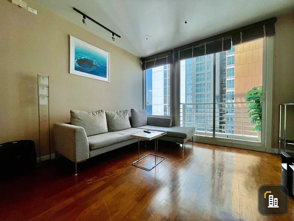 For rent, Siri Residence, Sukhumvit 24, spacious room, nice decoration, large sofa. If interested, hurry up to reserve before hand.