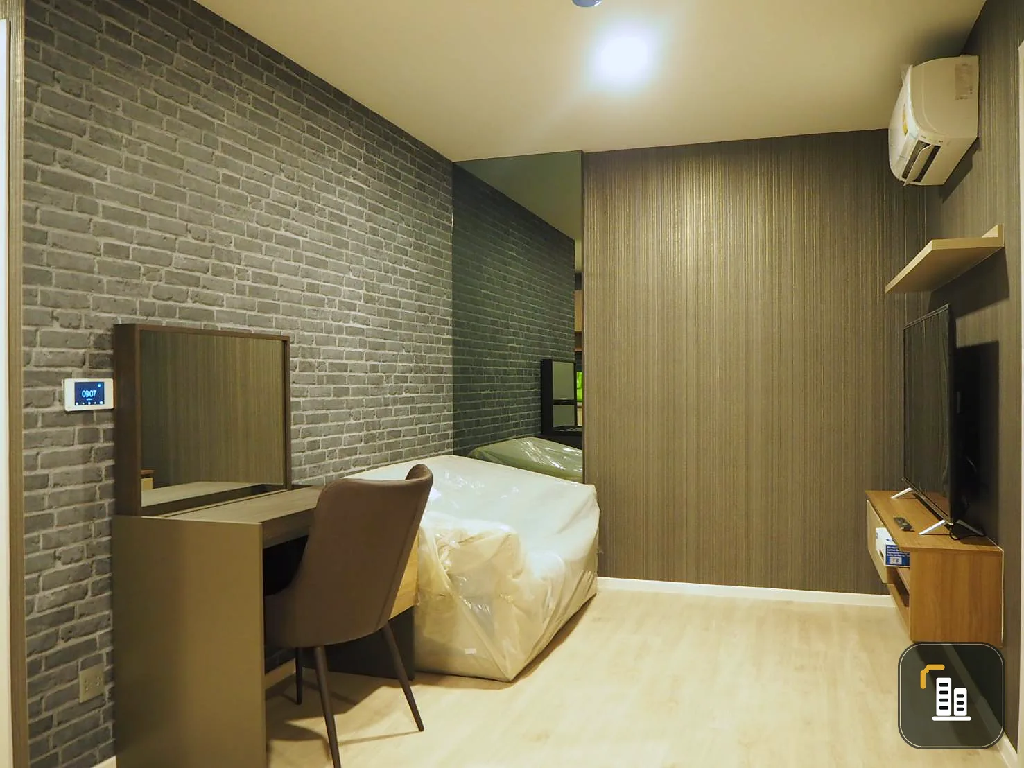Urgent, 2 bed room, very beautiful decoration, attached to the wall in the whole room Brand new, 37 square meters, rent only 17,000 baht.