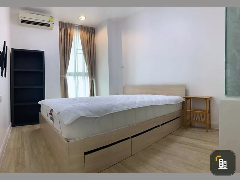 Don't miss it. Just painted a brand new renovation. Bring your luggage and move in. Condo for rent at Ideo Ladprao Soi 5.