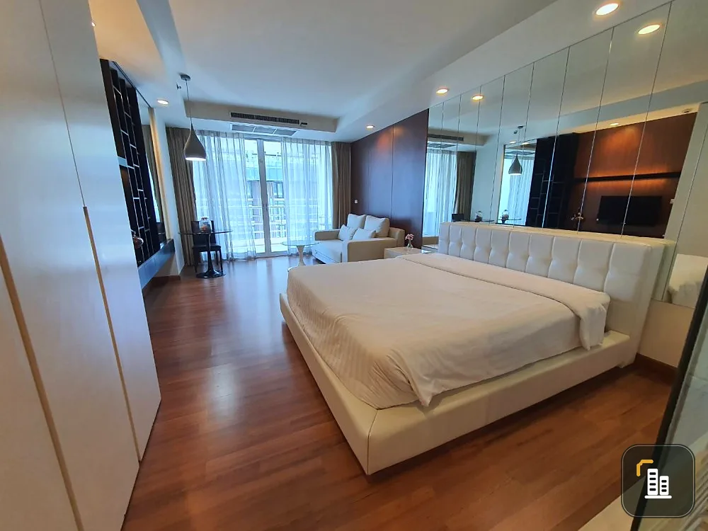 Condo for rent, The Rajdamri, STUDIO room, extremely wide area The most popular built-in furnishings Don't miss out.