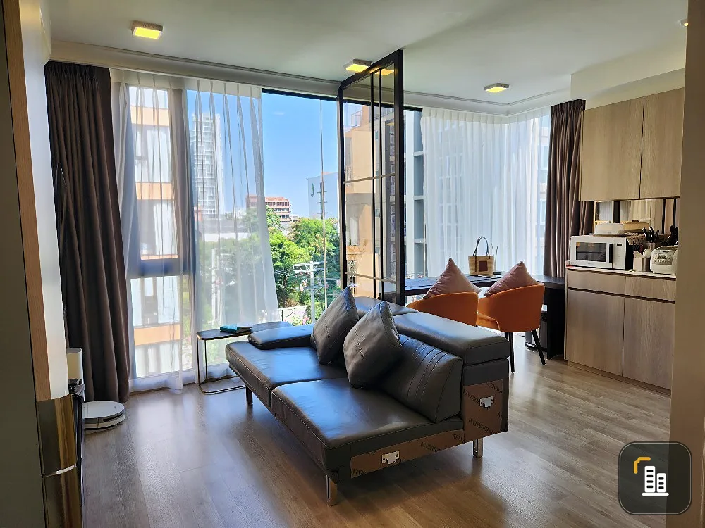 Sell Quintara Arte Sukhumvit 52, spacious room, 2 bedrooms, well furnished. You won't be disappointed for sure.