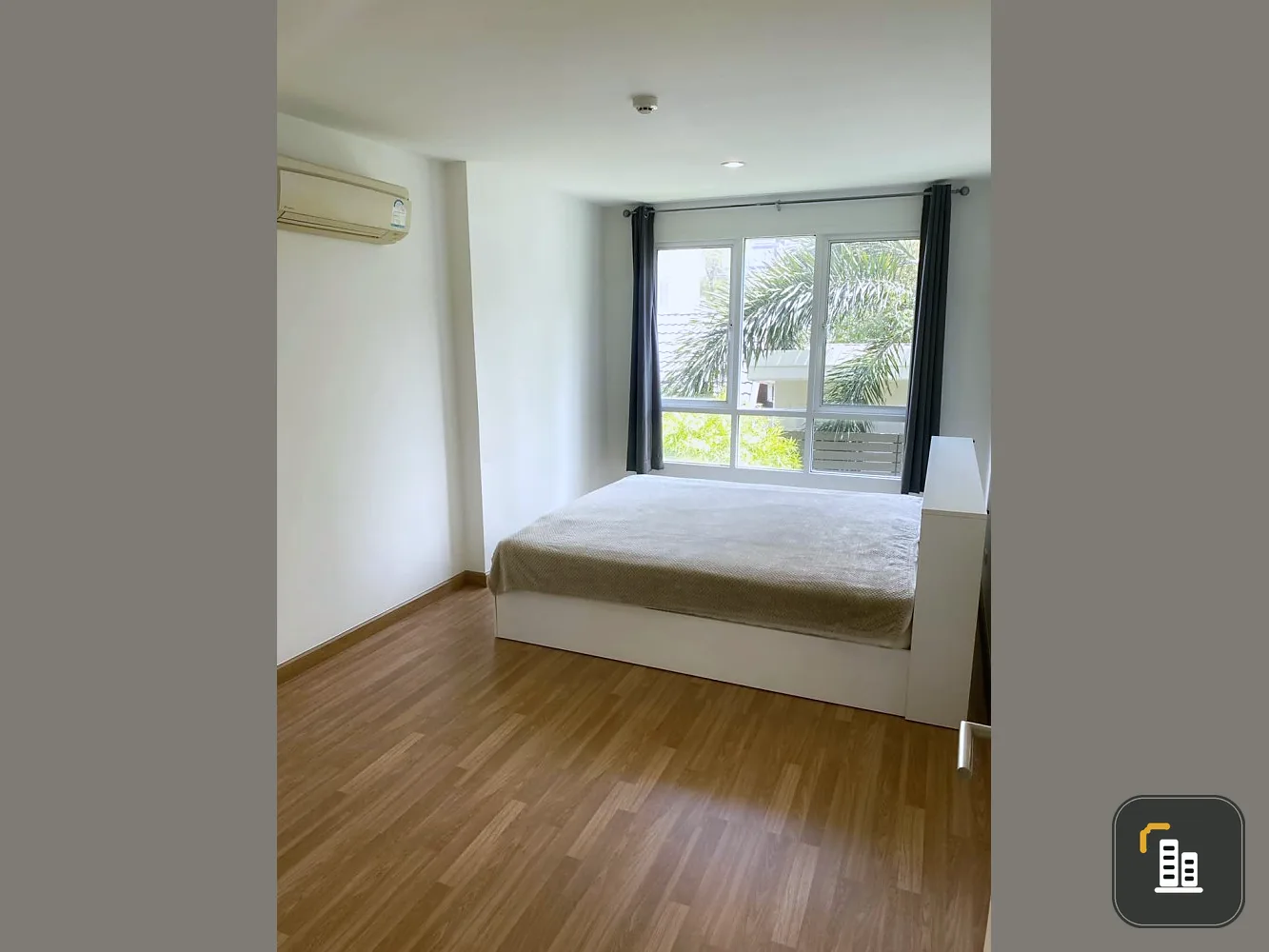 Sell and rent Voque Sukhumvit 16, very spacious room decorated in clean white tones. The price is very pocket-friendly. Must book now.