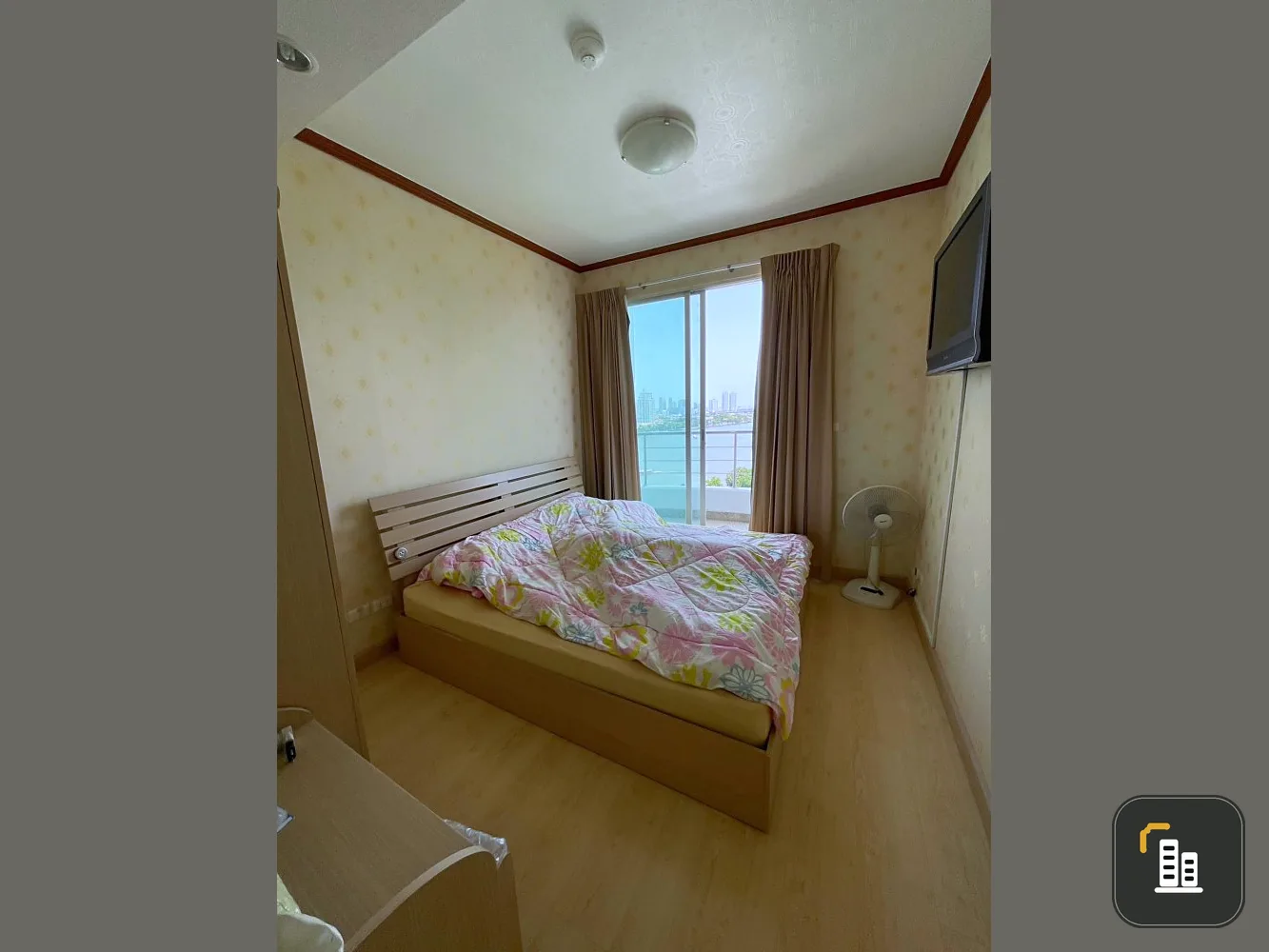 Selling Supalai River Place, 17th floor, river view, with wallpaper, the whole room is very nice. Hurry up to reserve before it's gone.