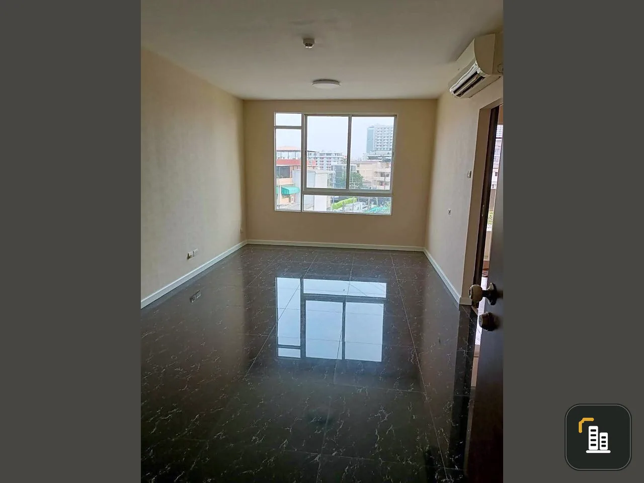 Condo for sell Ivy Ratchada, empty room, nice to live good width Decorated in style on the 5th floor. The weather is not hot. Hurry up to reserve.