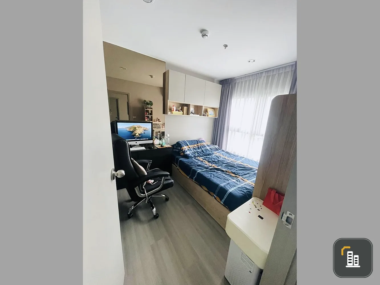 Sell The Parkland Charan-Pinklao Separation of the room The large sofa is very comfortable to lie down and sleep. Hurry up to reserve.